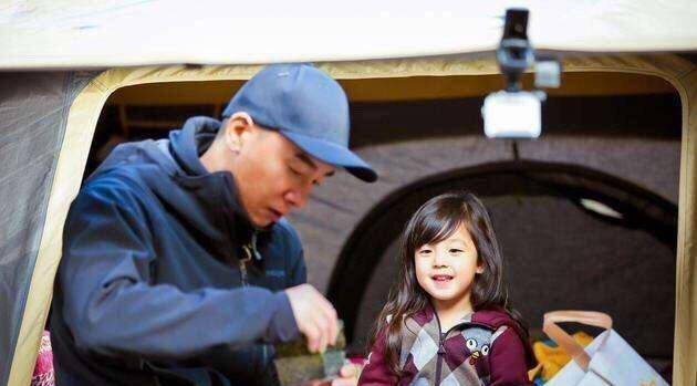 陈小春二胎儿子正面照曝光,翘着小脚丫打着哈欠,春哥失望吗?