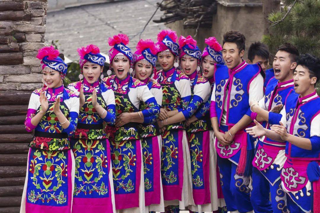 七彩斑斓·云中霓裳|当羌族服饰遇上多巴胺穿搭～_红色_大自然_白色