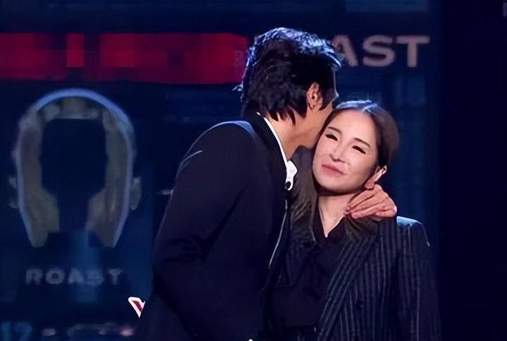 前几日,她的前男友黄皓被曝结婚,引发热议,许久不现身的萧亚轩在社交