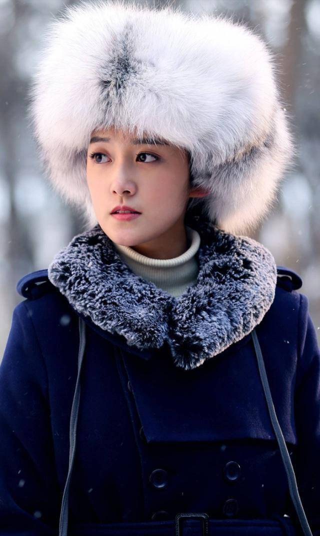 蒋依依素颜现身北影艺考,颜值在线不惧高清镜头,笑容有点甜!