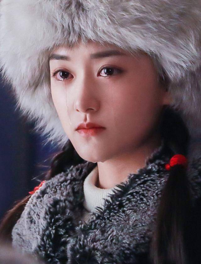 蒋依依素颜现身北影艺考,颜值在线不惧高清镜头,笑容有点甜!