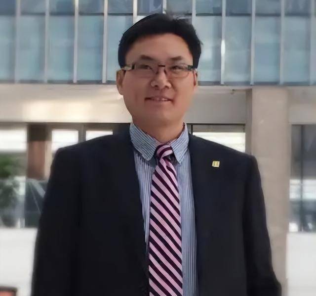 可怕的是,鲍毓明开始给李星星看成年人题材的影片,并给她洗脑:这是