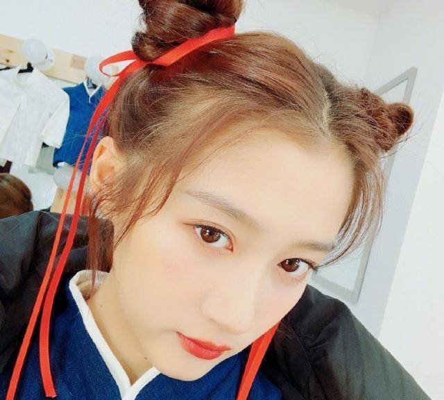 关晓彤换了发型像换脸,泡面卷发配连衣裙小白鞋,摩登味都溢出了_造型