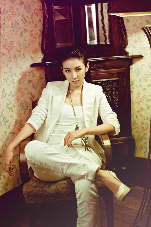 黄奕1977年出生于上海,小的时候父母常不在身边,黄奕只能跟着爷爷奶奶