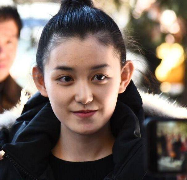 蒋依依素颜现身北影艺考,颜值在线不惧高清镜头,笑容有点甜!