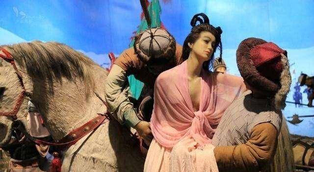 一些有些姿色的嫔妃,公主在途中就被金兵玷污不少,在北上的途中,食物