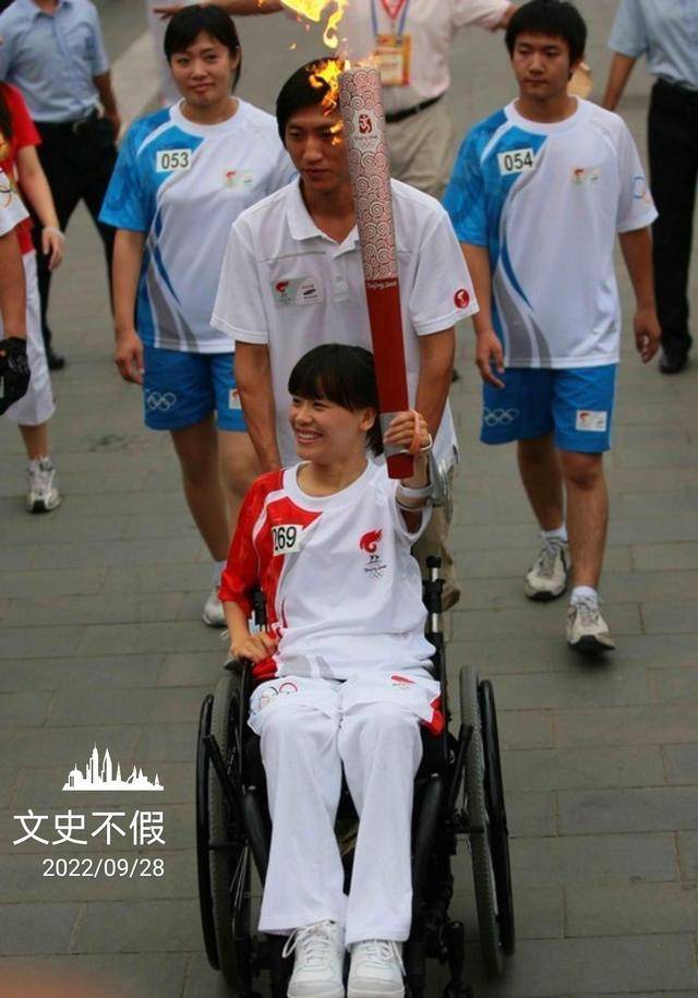 体操冠军桑兰在1998年摔成高位截瘫,之后的是是非非至今众说纷纭