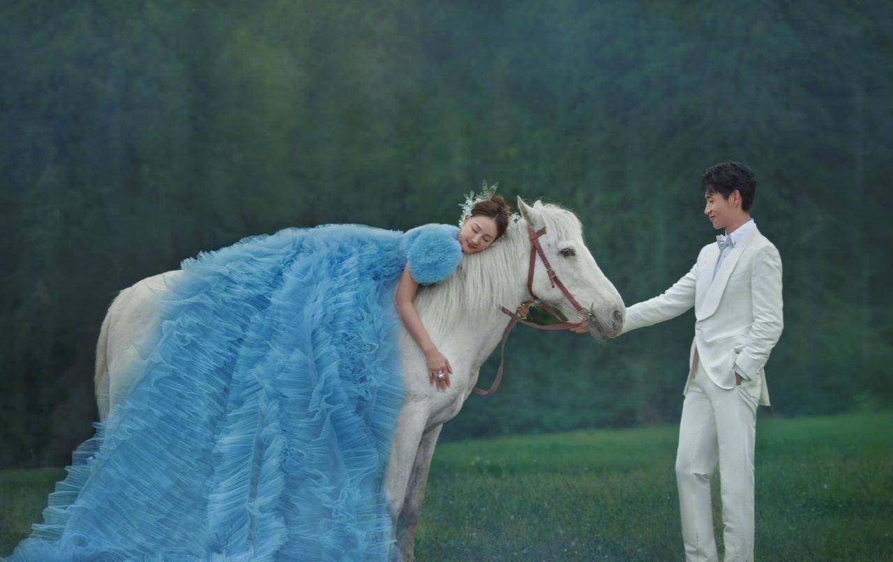 看完魏晨的婚纱照,对新疆又多了一项期待,打卡婚纱照拍摄基地_草原