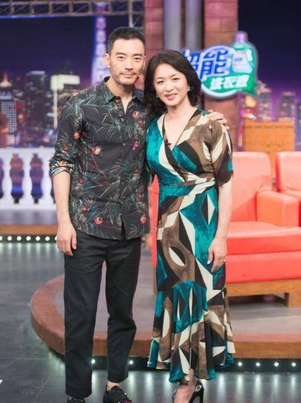 李光洁与女友穿情侣装亮相街头,身材样貌均胜前妻一筹_雷佳音_嘉嫔