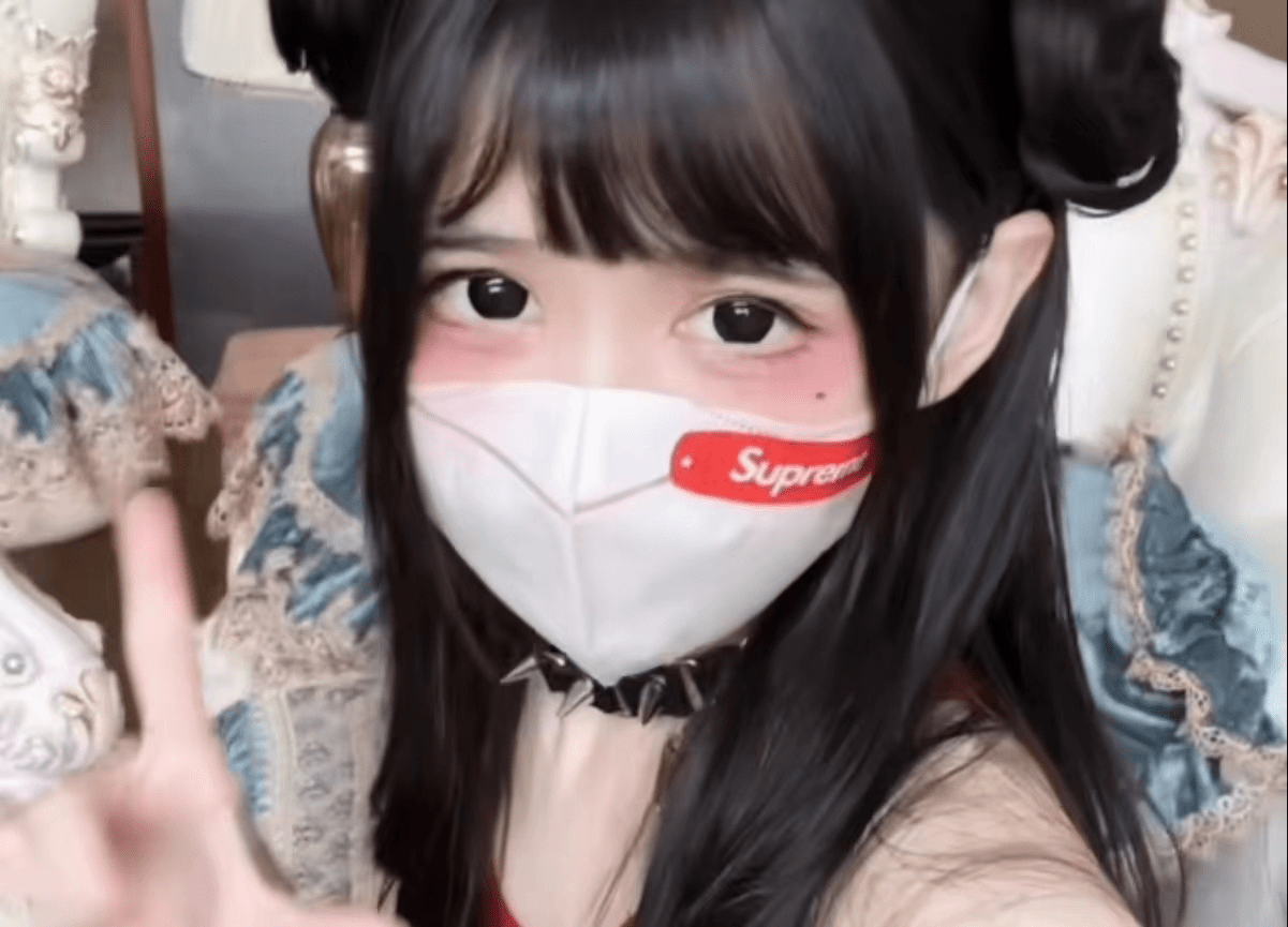 网红蔡萝莉脖子戴狗链,穿皮裤拉链崩开露小腹,网友:不如不穿_鼻子_进行_运气