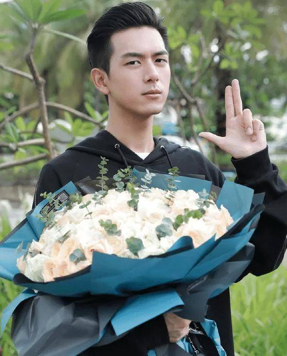 李现的颜值究竟高不高?看看身边的女助理就知道了!_网友_发型_样子