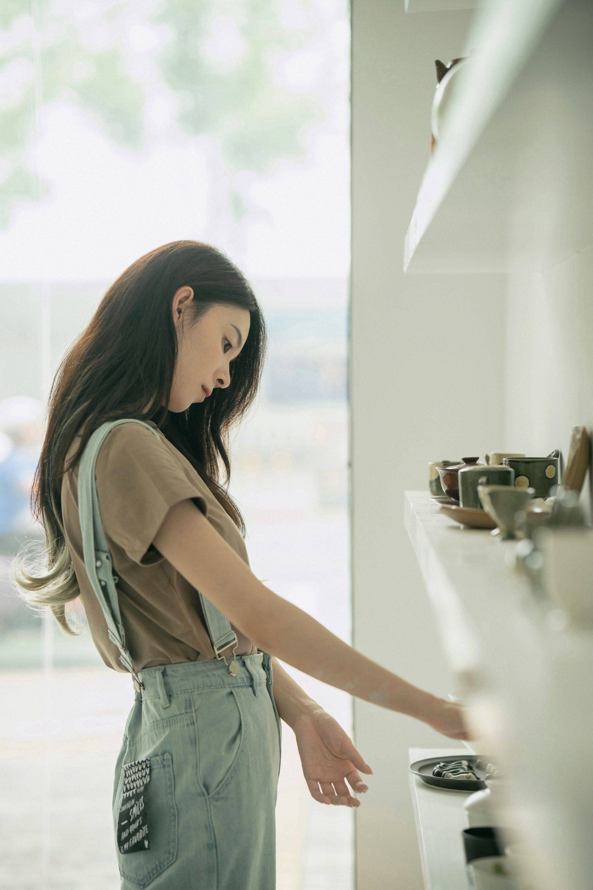 陈瑶吊带裤长发飘飘优雅写真_长裙_白色_气质