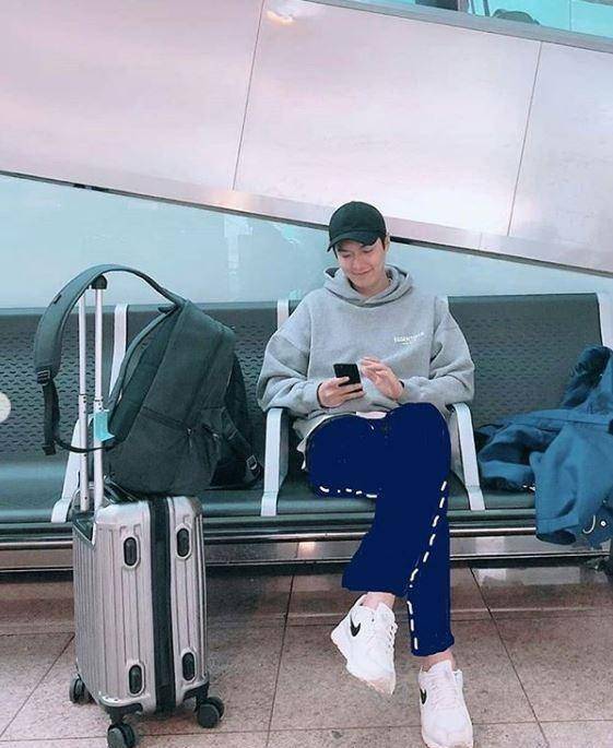 李敏镐短裤装扮晒长腿,粉丝改图为他加上毛毯长裤,非常的搞笑