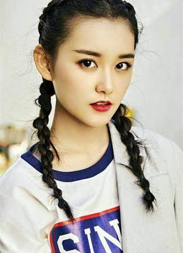 蒋依依这条围巾系得挺特别,她年纪小,但挺会打扮的!