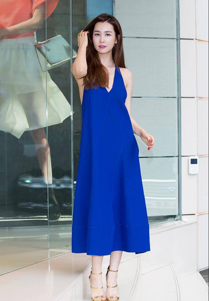 感觉李多海变了很多,看着少了一些甜美气质,但穿小蓝裙还挺好看_裙子