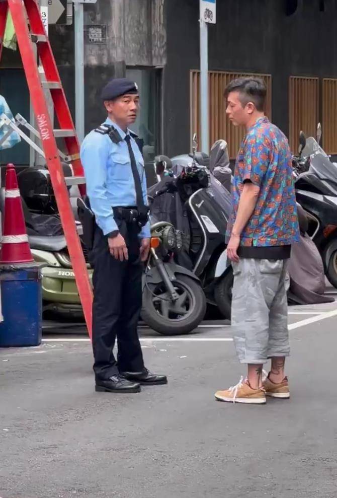 一位42岁的摄影师遇见了55岁,面容苍老的陈小春,他是小青霞_家庭_场景