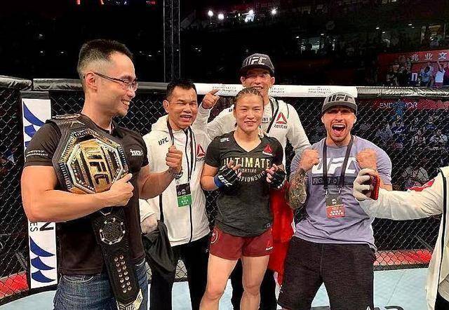 回顾张伟丽vs乔安娜比赛,谁注意到教练抱张伟丽细节?