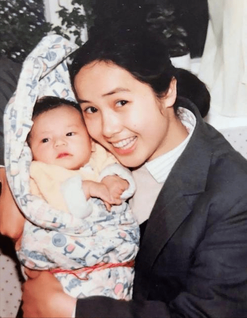 据说蒋雯丽考试时的朗诵,唱歌和舞蹈都是蒋文娟准备的,可以说蒋雯丽能