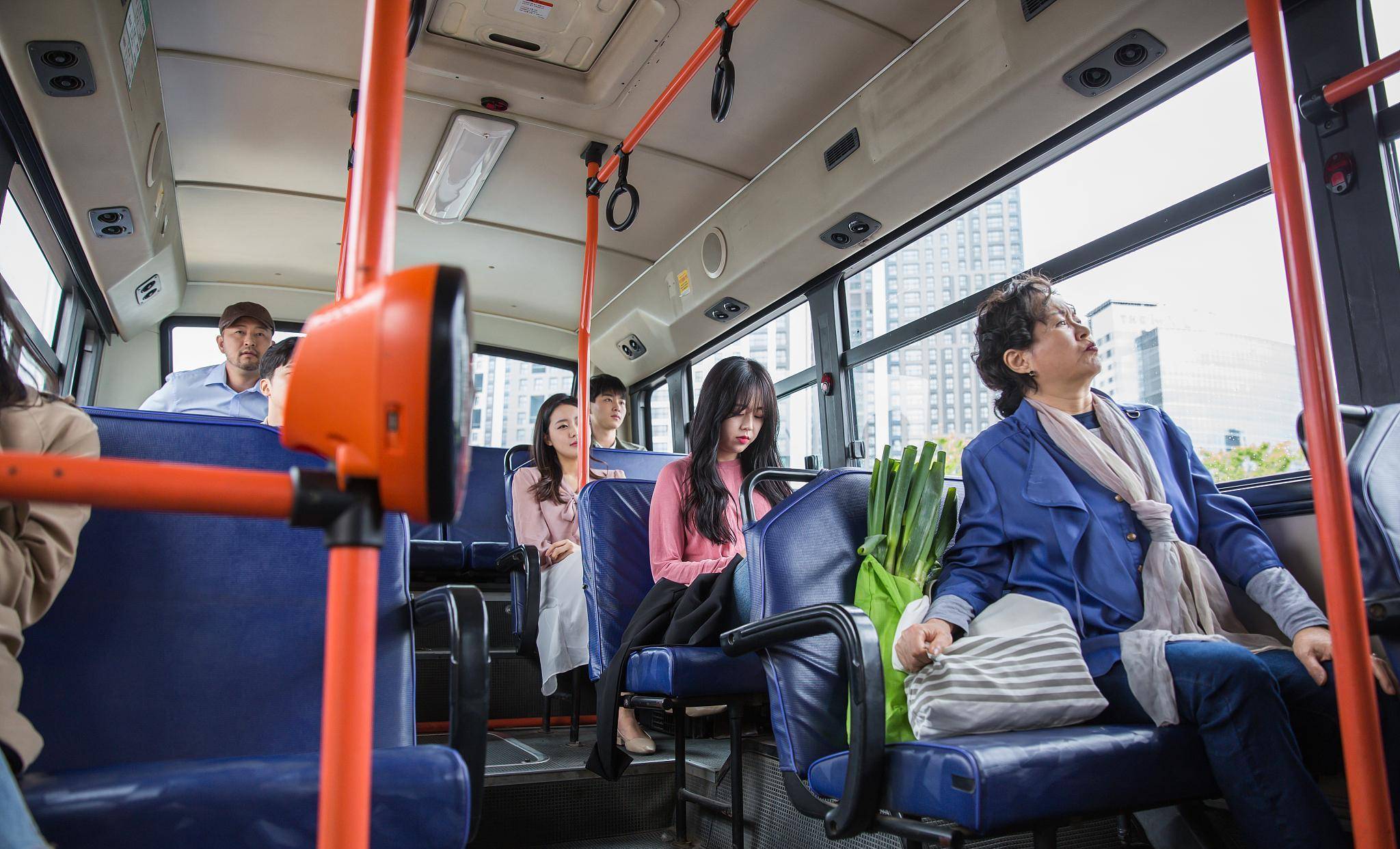 老人公交车上用手提袋为家属霸占座位,乘客善意还袋却遭怒斥!