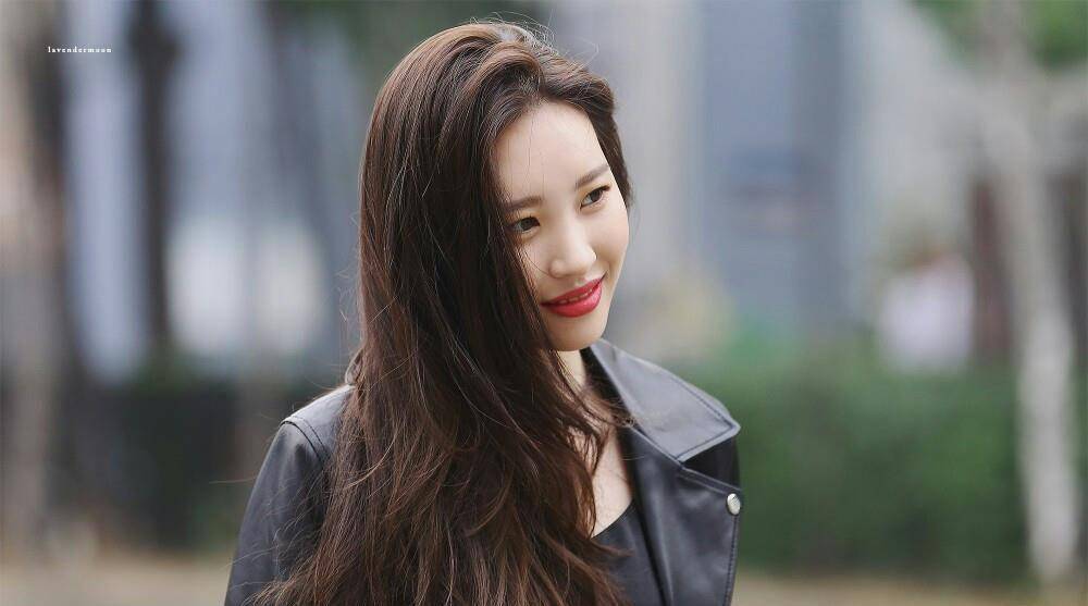 韩流女歌手中,首次solo便能登顶排行榜,这三位可以说是实至名归_宣美