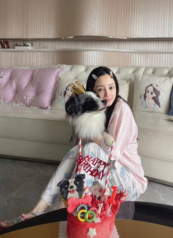 豪宅宽敞,沙发上的抱枕印有李小璐的卡通头像,布置温馨又有爱.