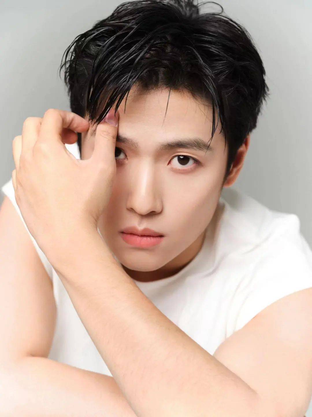 在曝光的写真中,杨天正直面镜头,眼神坚定,轮廓分明