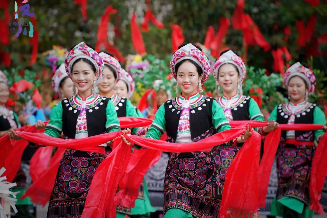 七彩斑斓·云中霓裳|当羌族服饰遇上多巴胺穿搭～_红色_大自然_白色