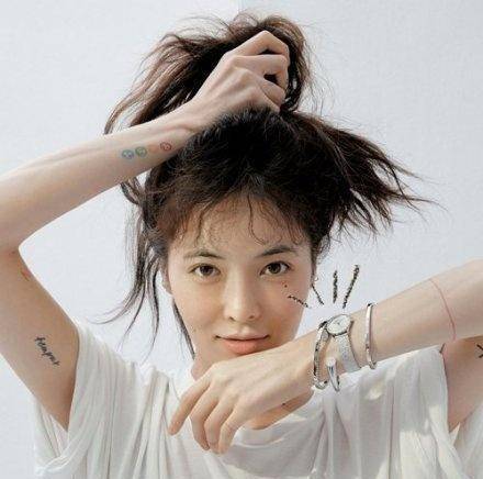 泫雅被辞退风波后首登杂志,一反常态素颜上镜,纹身无意撒了狗粮_金晓
