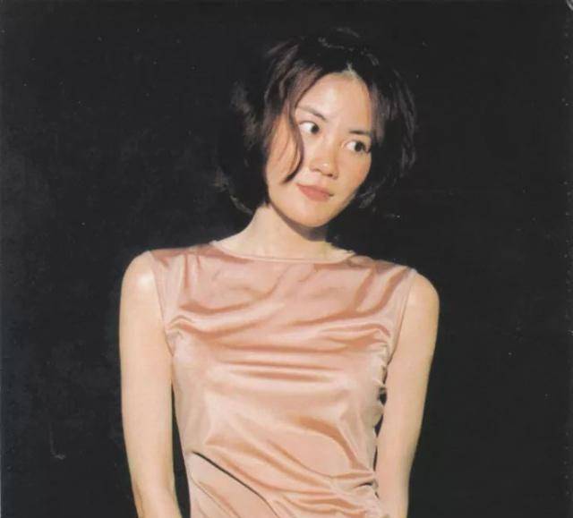 之后张亚东也给朴树串过场,那时朴树刚刚加入麦田,眼看着尹吾,叶蓓