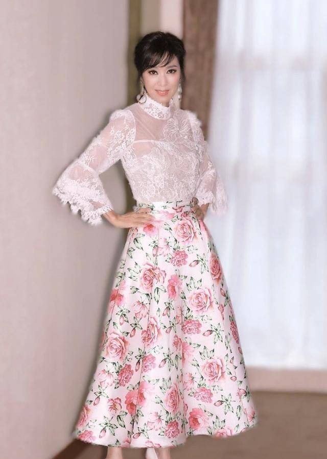 米雪65岁又怎样,穿印花裙比小姑娘还嫩,扎个马尾更减龄_身材_年龄