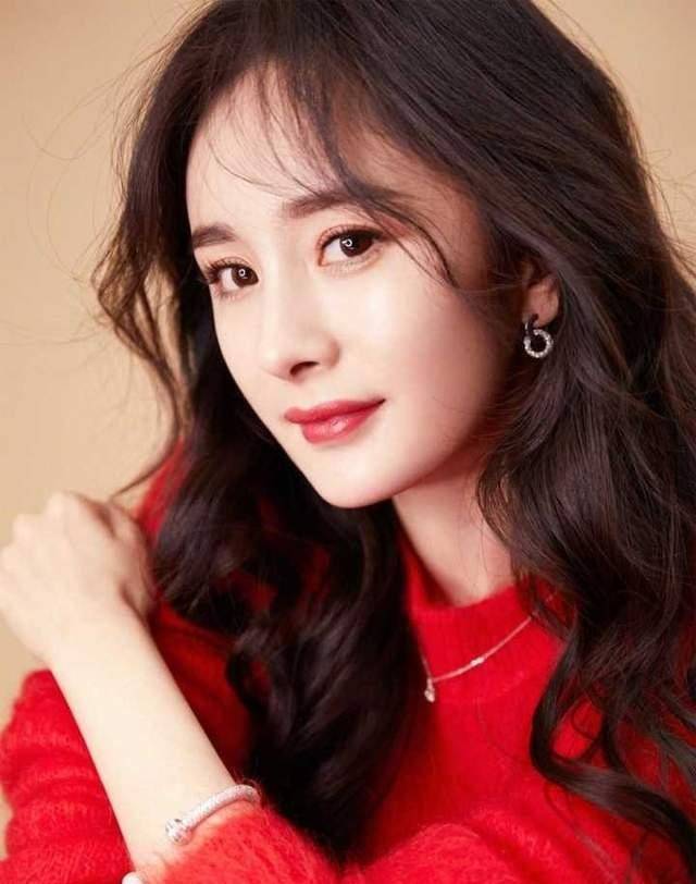 杨幂大伯清华教书被拍,肌肉发达身材壮硕,曾称考不上清华是笨蛋_穿着