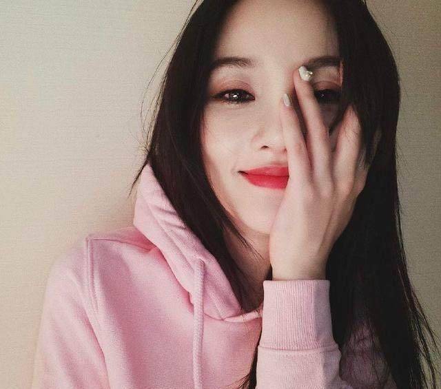 林允穿粉色卫衣真好看,李小璐穿上像是18岁!_少女_气质_宋茜