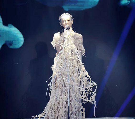 明日之子1:周震南穿着女装上场,王竟力把渔网穿成了婚纱?