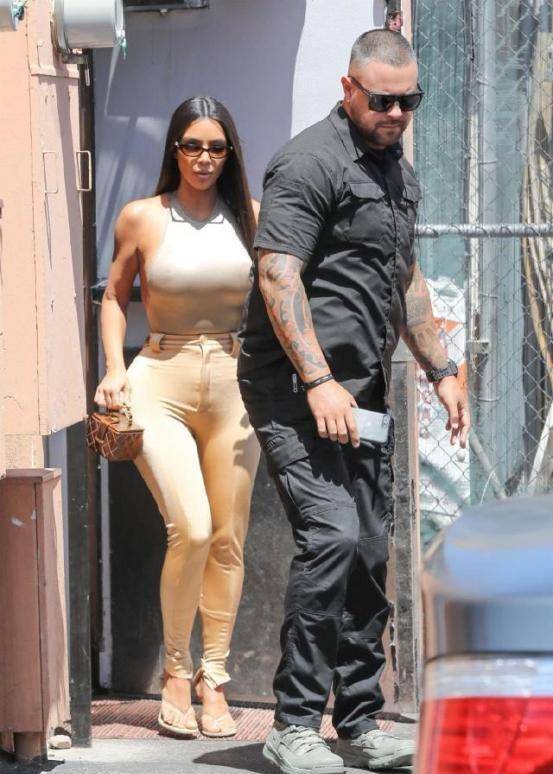 金卡戴珊的身材只有欧美人才夸美,生4个孩子照样迷人,不敢羡慕_风格