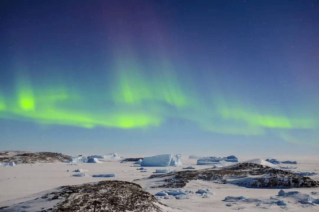 而他选择在冰川上欣赏绝美极光_滹沱河_邓恩铭_极地