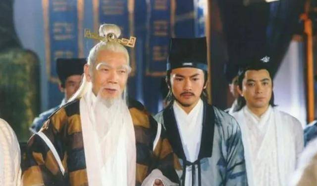 张三丰大白眉鹰王几十岁,为啥还喊殷兄?