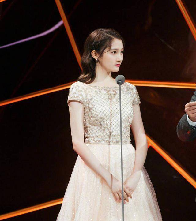 没可能的",女友关晓彤却包裹严实提前过冬_杭州_王俊凯_演唱会