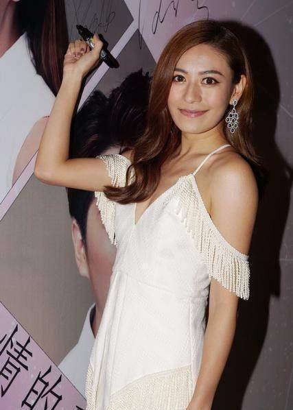 江若琳力挺曹云金,网友却喊话:你们什么时候结婚?_身材_男友_坐姿