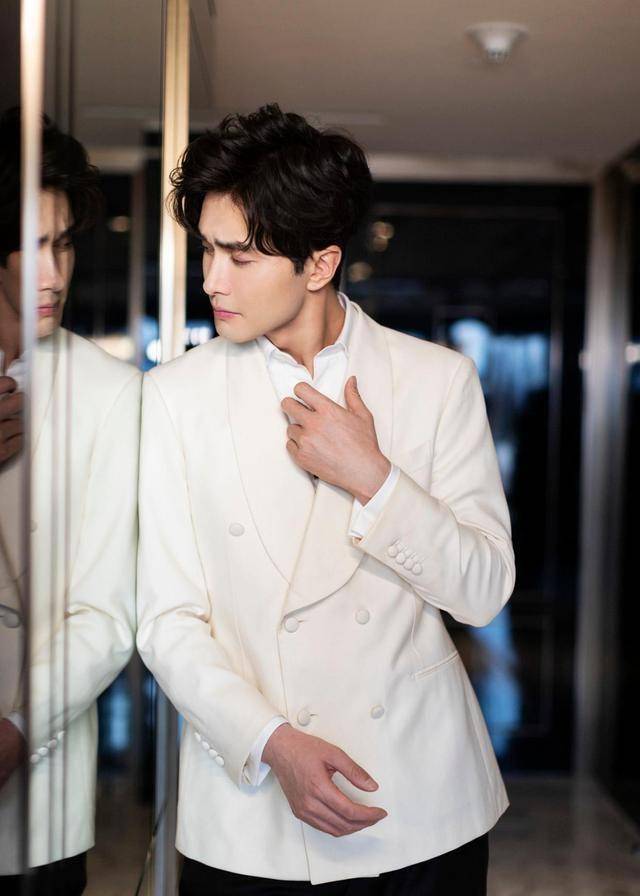 两度饰演东华帝君的高伟光为何人气不减?西装在他身上才算尊贵!