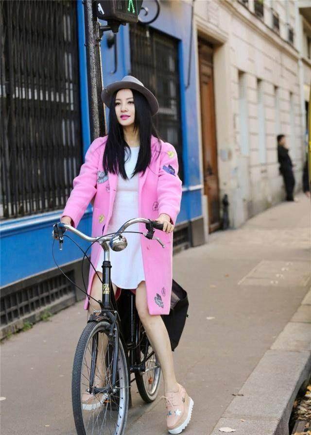 年近50却比30岁的女人还年轻性感,陶红让我开始怀疑人生了!