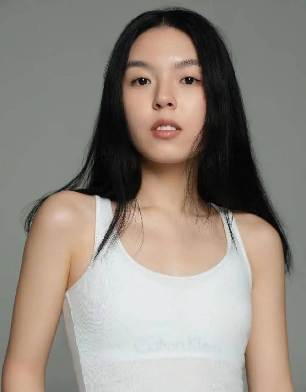 近日,有媒体报道李咏的女儿法图麦出道了,一时间也_照片_漂亮_网友