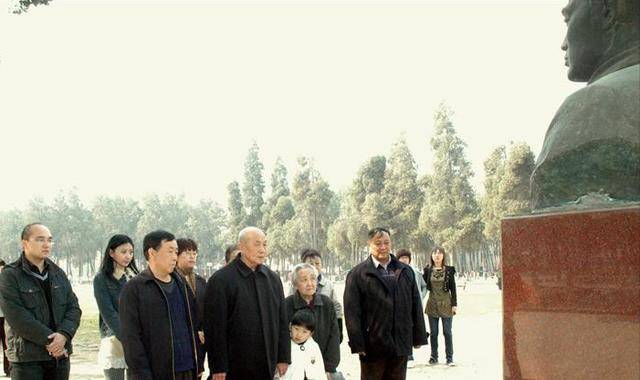 董振堂孙子董乃煌及后人在爷爷纪念像前贾明玉死后