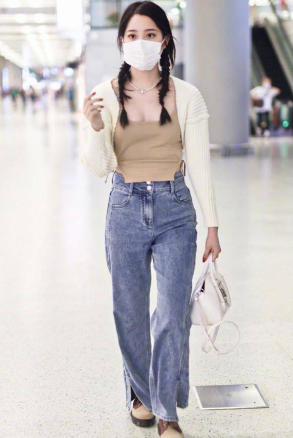 欧阳娜娜吊带衬衫,外加针织外套,太美了_风采_牛仔裤_飞机场