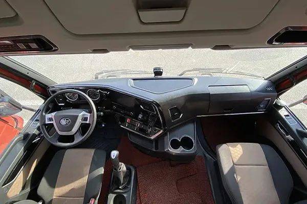 解放青汽 jh5-480马力6x4 ng牵引车的内饰采用乘用化设计风格,格拉默