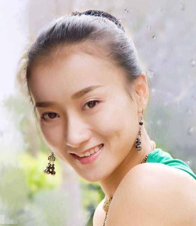 其实杨丽萍不只有在跳舞的时候是这样的指甲,就连在现实生活中,也会带