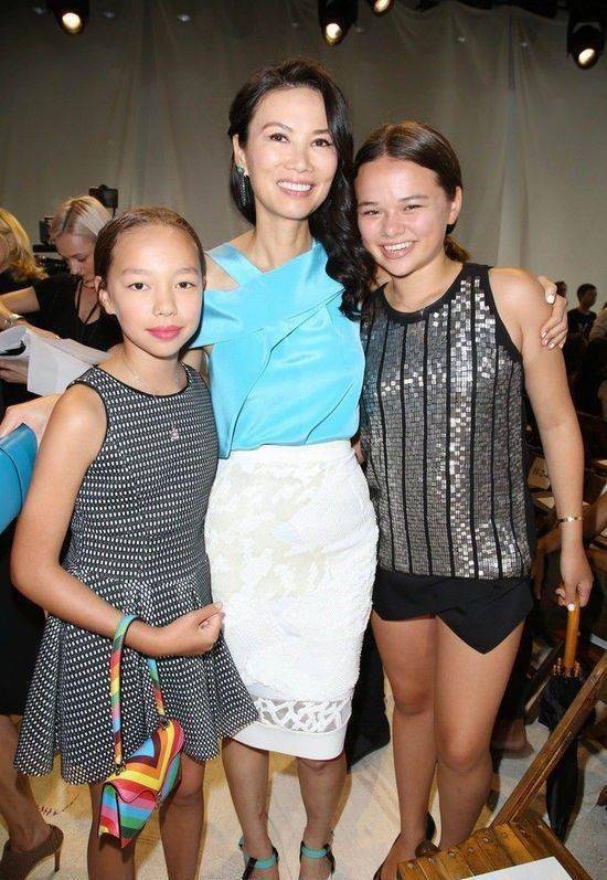 婚后很快怀孕,马家更是花费几十万保胎无奈还是流产,有媒体说黎姿可能