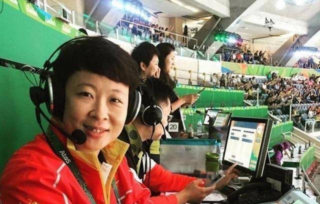 女排黄金一代队长产后惊艳亮相,出席会议,知性优雅美出新高度_冯坤