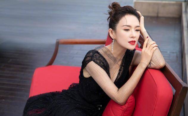 章子怡薄纱黑裙走红毯,自曝体重49.