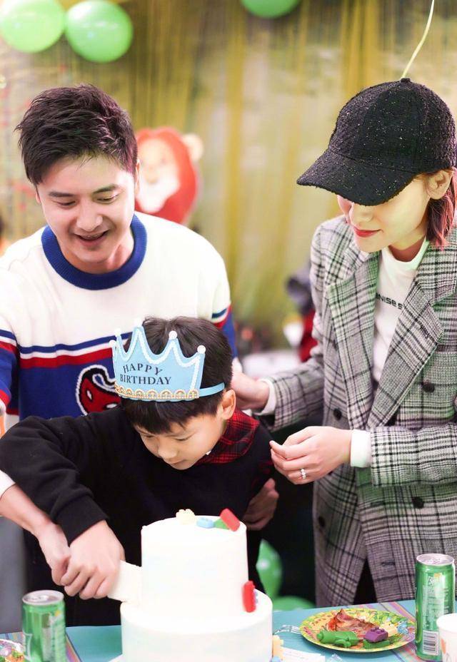 叶一茜晒搞怪全家福,森碟高冷田亮变小鲜肉,全家神似共用一张脸_小亮