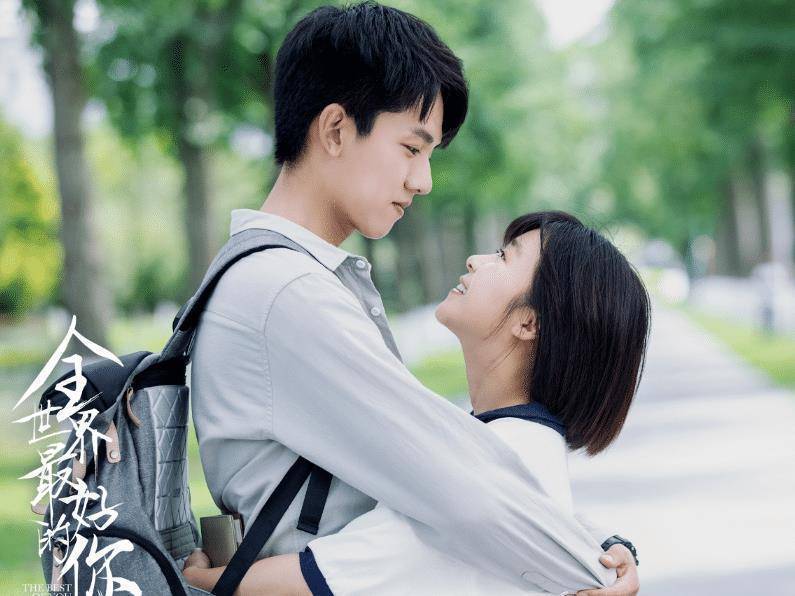 杨超越流量给她垫脚,比沈月长得还普通,搭档帅哥太违和_网友_长相